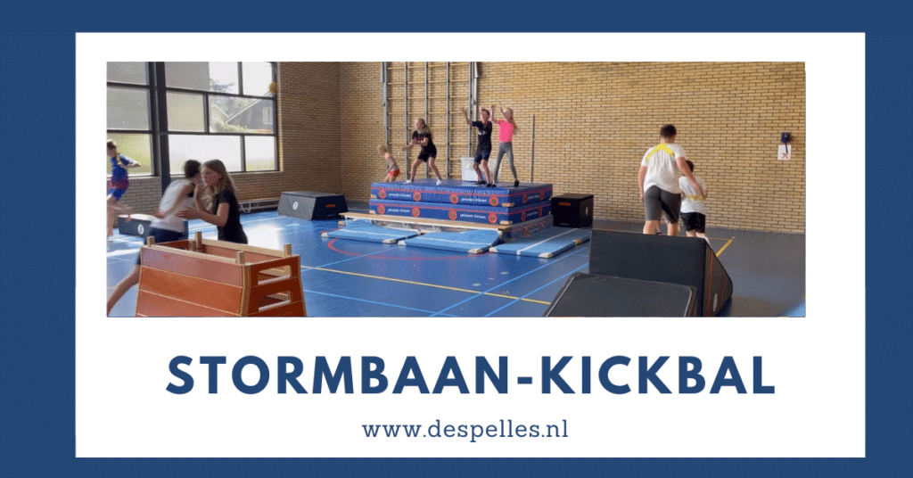Stormbaan-Kickbal in de gymles