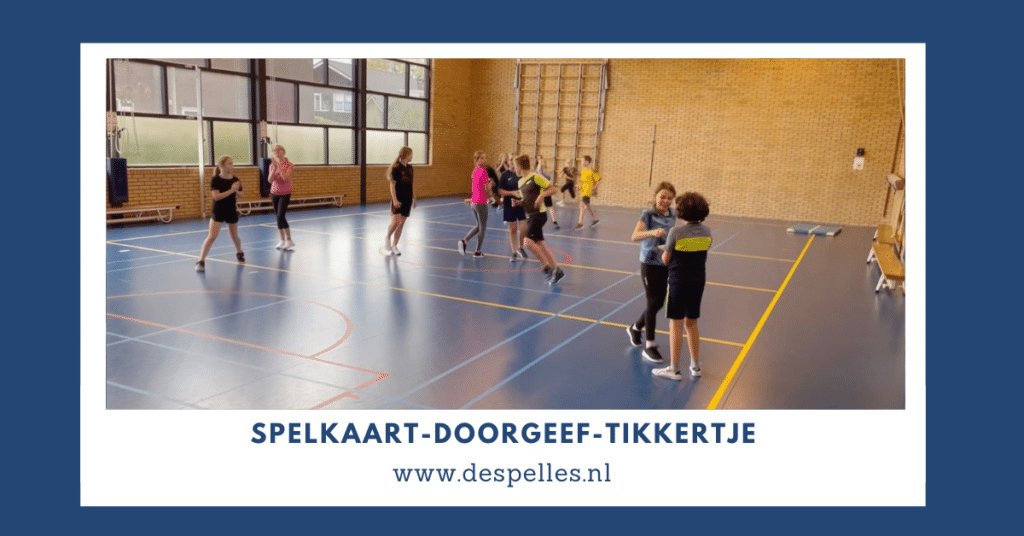 Spelkaart-doorgeef-tikkertje in de gymles
