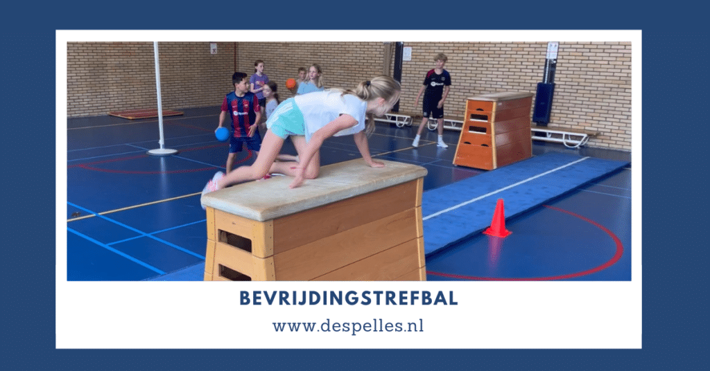 Bevrijdingstrefbal in de gymles